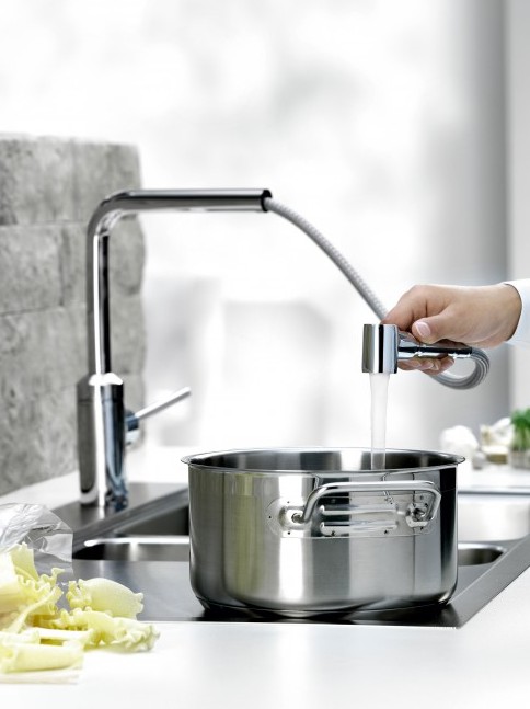 Armatura kuchenna KLUDI L-INE Zdjęcie armatury kuchennej z serii KLUDI L-INE z wyciąganą wylewką teleskopową