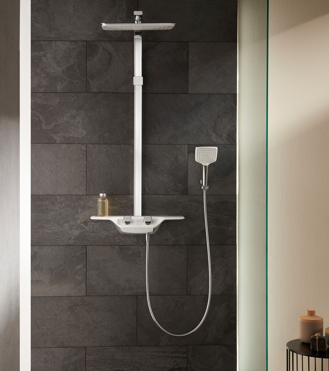 Aranżacja łazienki z zestawem prysznicowym KLUDI COCKPIT 