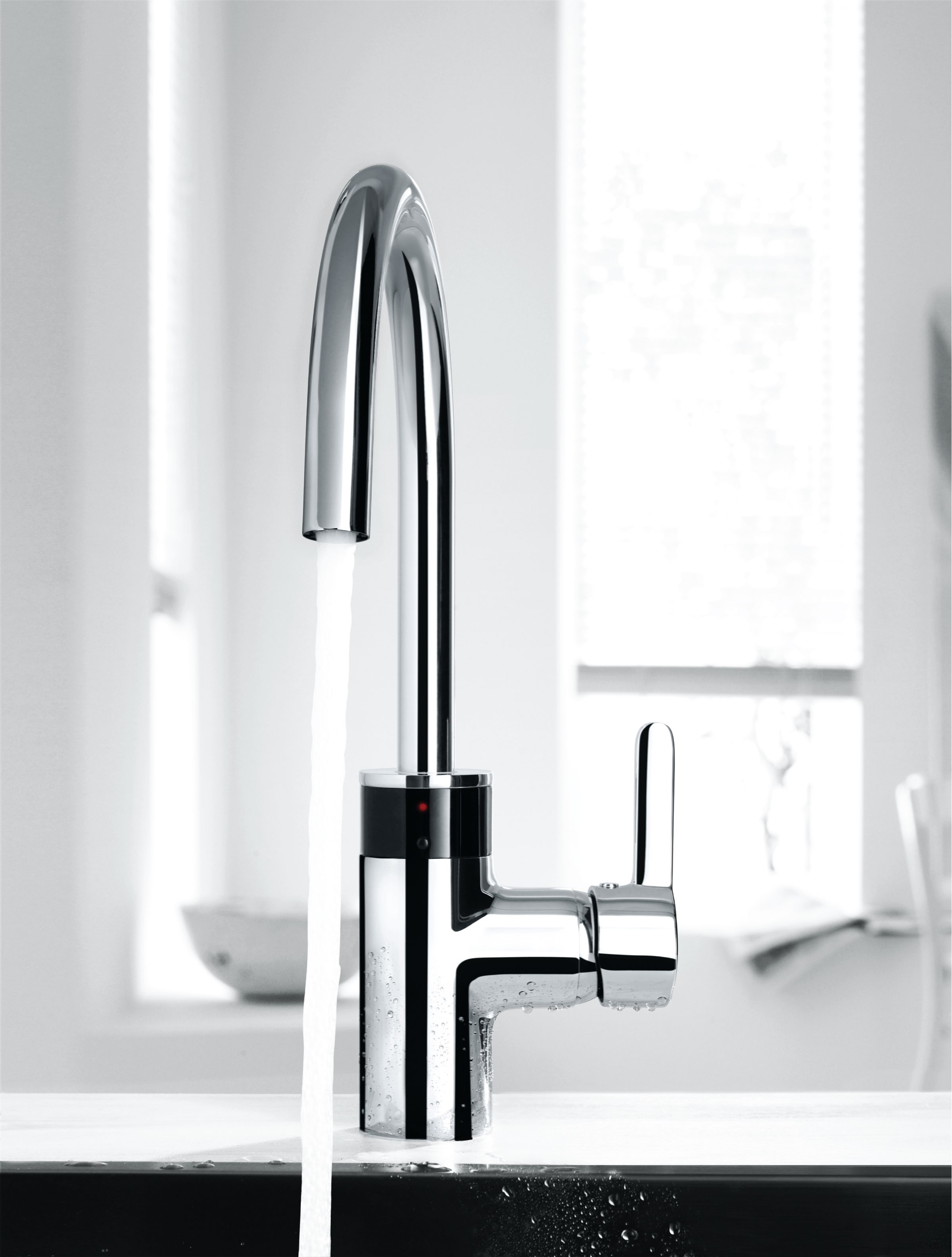 Na zdjęciu widoczna jest bezdotykowa bateria elektroniczna KLUDI E-GO