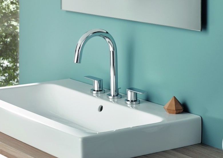 Zdjęcie prezentuje trójotworową baterię umywalkową KLUDI PURE&STYLE