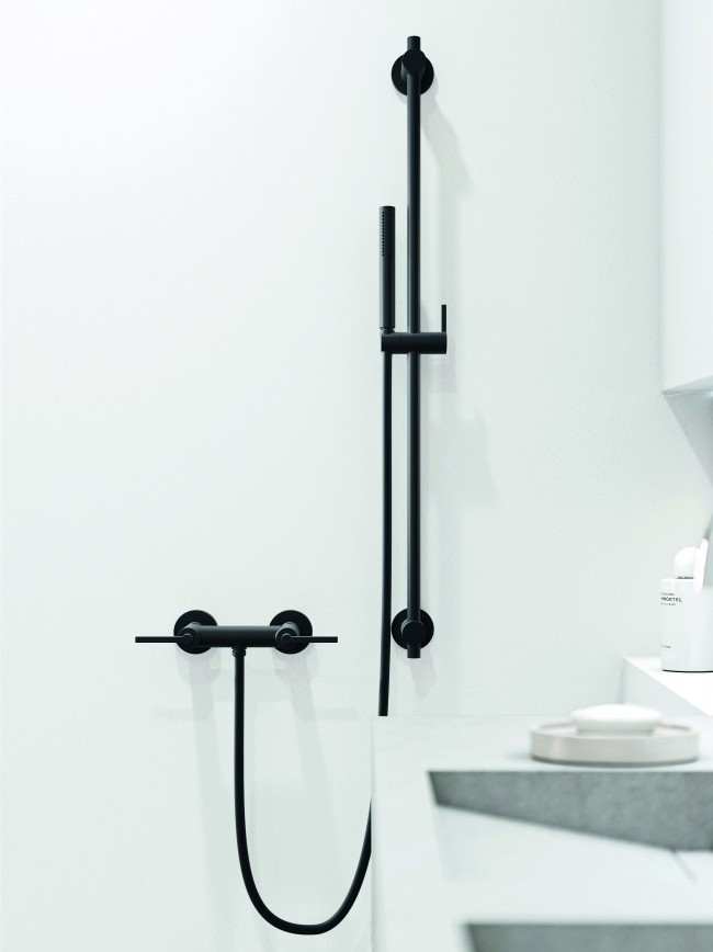 Zdjęcie prezentuje baterię natryskową KLUDI NOVA FONTE z zestawem natryskowym 