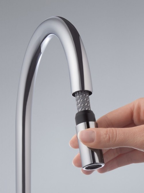 Na zdjęciu przedstawiona jest wyciągana wylewka baterii KLUDI BINGO STAR