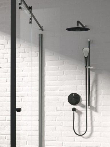 Aranżacja łazienki z głowicą górną KLUDI A-QA w kolorze czarny mat