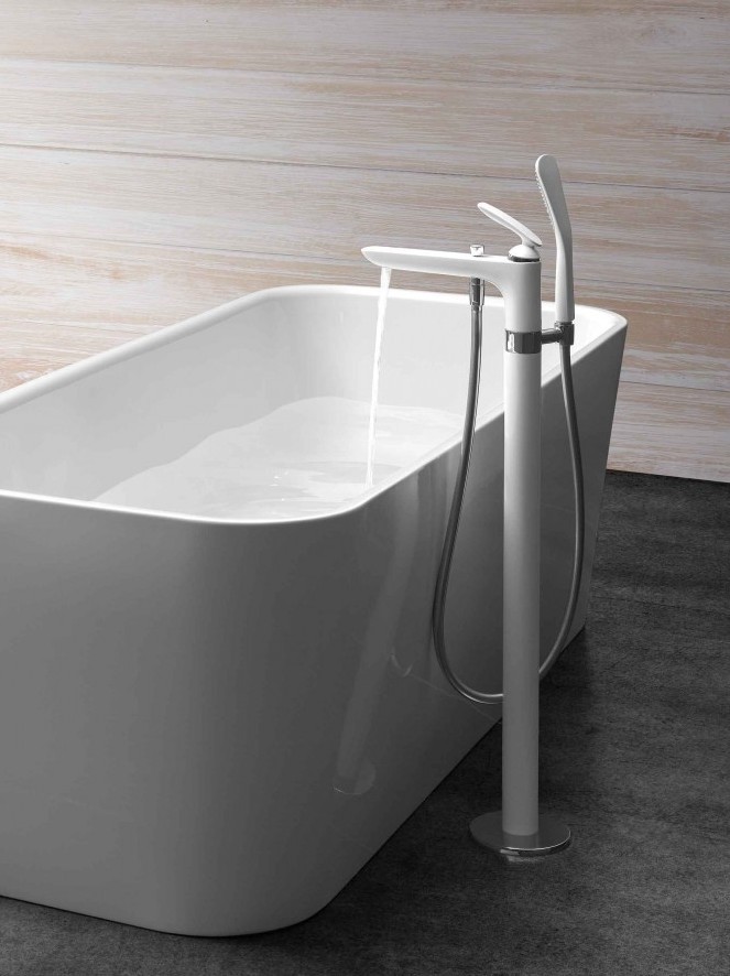 Zdjęcie prezentuje wolnostojącą baterię wannowo-natryskowa  KLUDI BALANCE White 