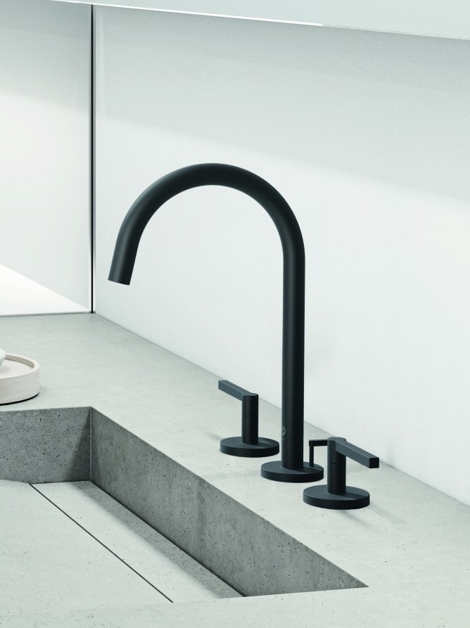 Na zdjęciu widzimy trójotworową bateria umywalkową
KLUDI NOVA FONTE Puristic w kolorze czarny mat