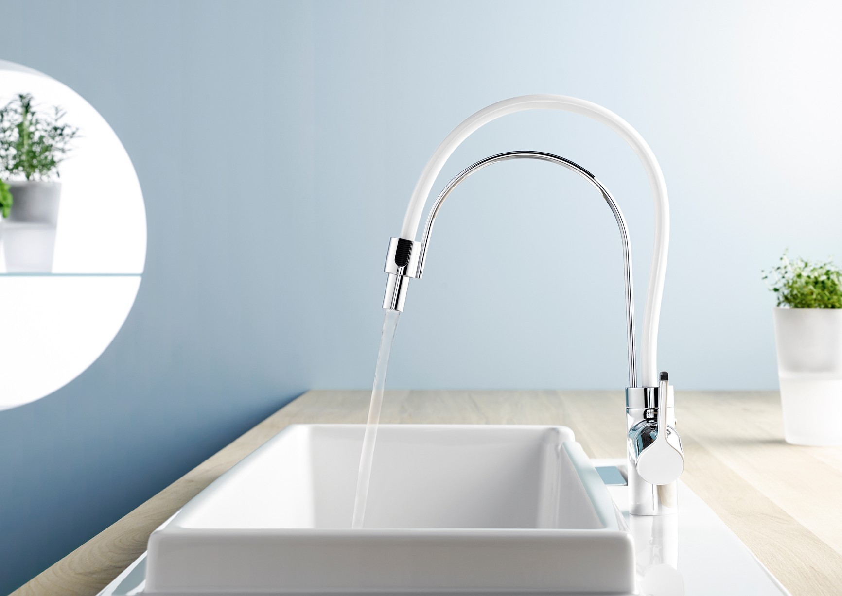 Na zdjęciu widać aranżację kuchni z funkcjonalną baterią kuchenną KLUDI BINGO STAR 