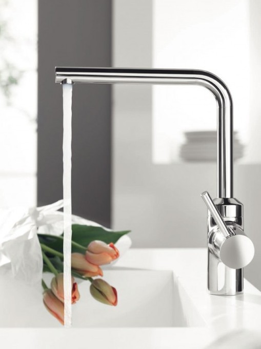 Zdjęcie obrazuje użycie armatury kuchennej KLUDI L-INE 