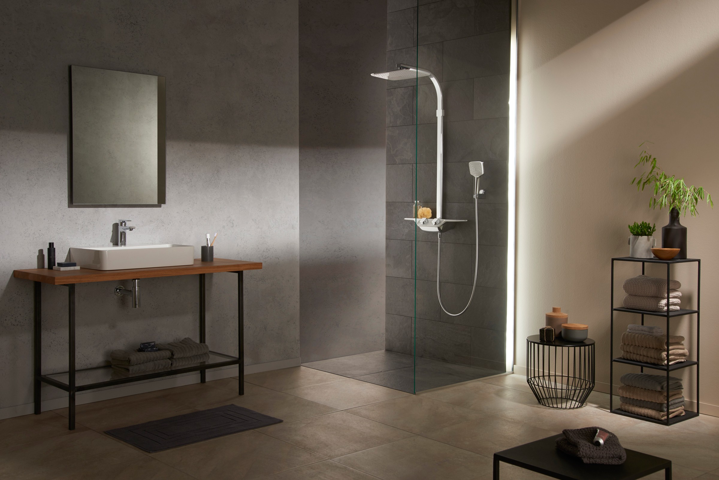 Zdjęcie wnętrza łazienki z wykorzystaniem zestawu natryskowego z serii COCKPIT producenta armatury KLUDI