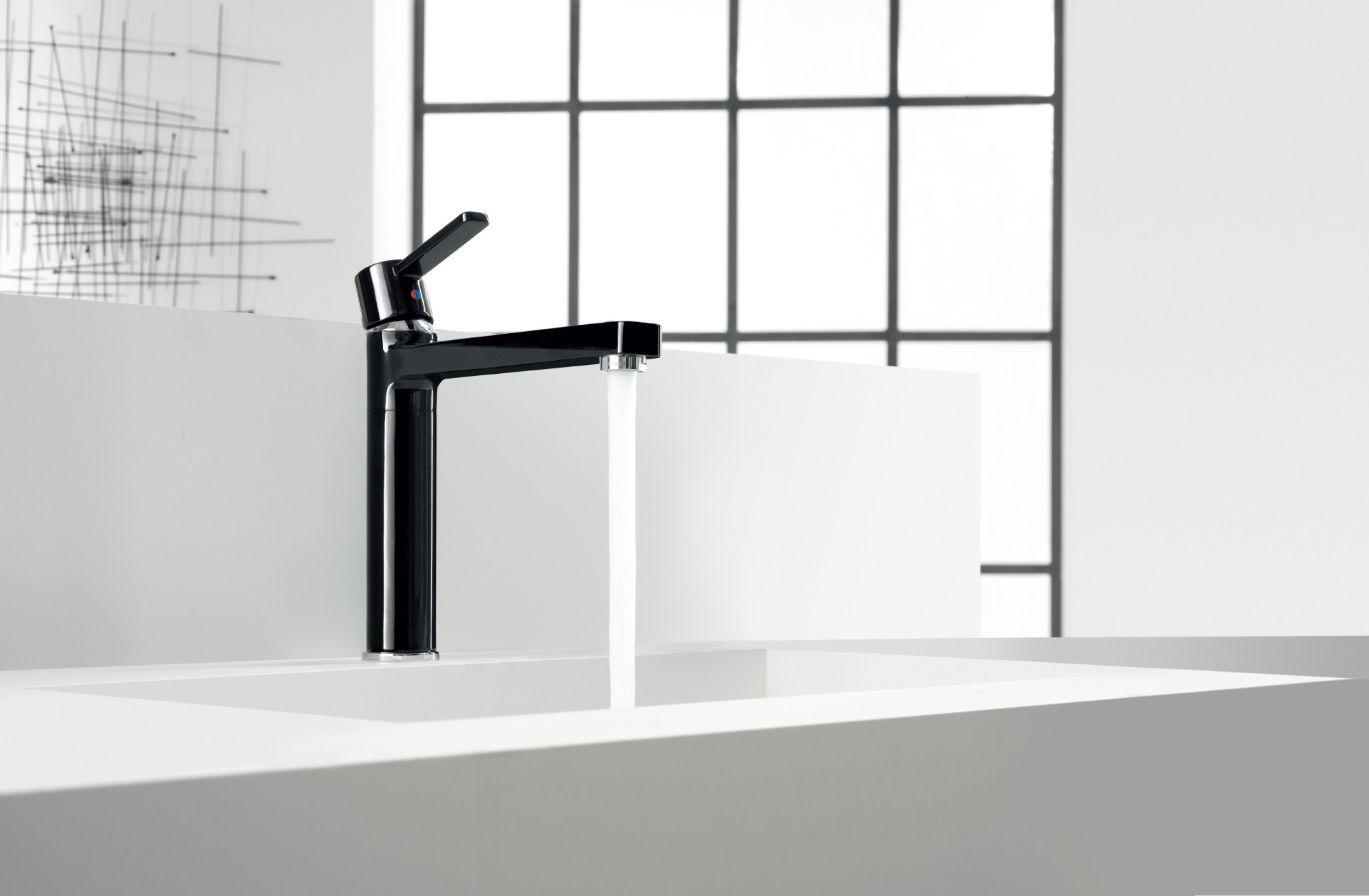 Aranżacja kuchni z użyciem czarnej baterii kuchennej marki KLUDI