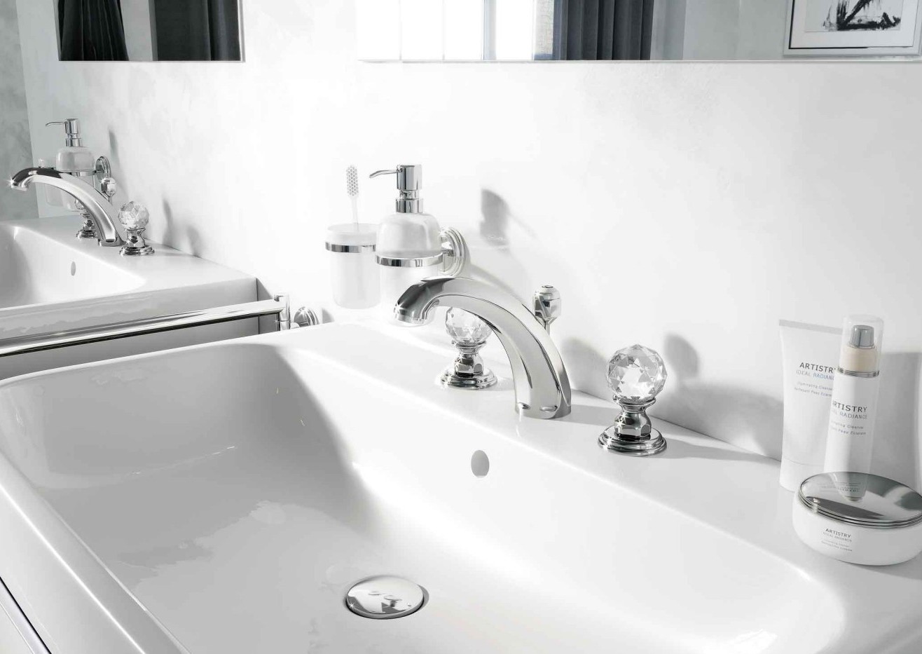 Na zdjęciu widzimy armaturę trójotworową KLUDI1926 z uchwytami ze szkła kryształowego  