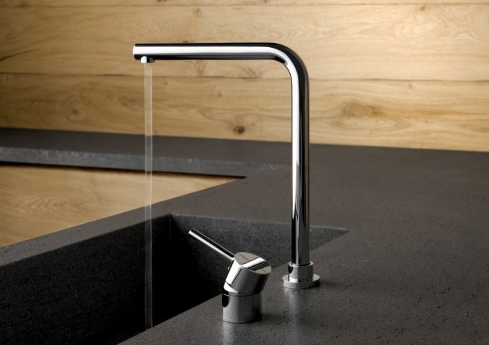 Na zdjęciu widzimy dwuotworową baterię kuchenną serii KLUDI L-INE