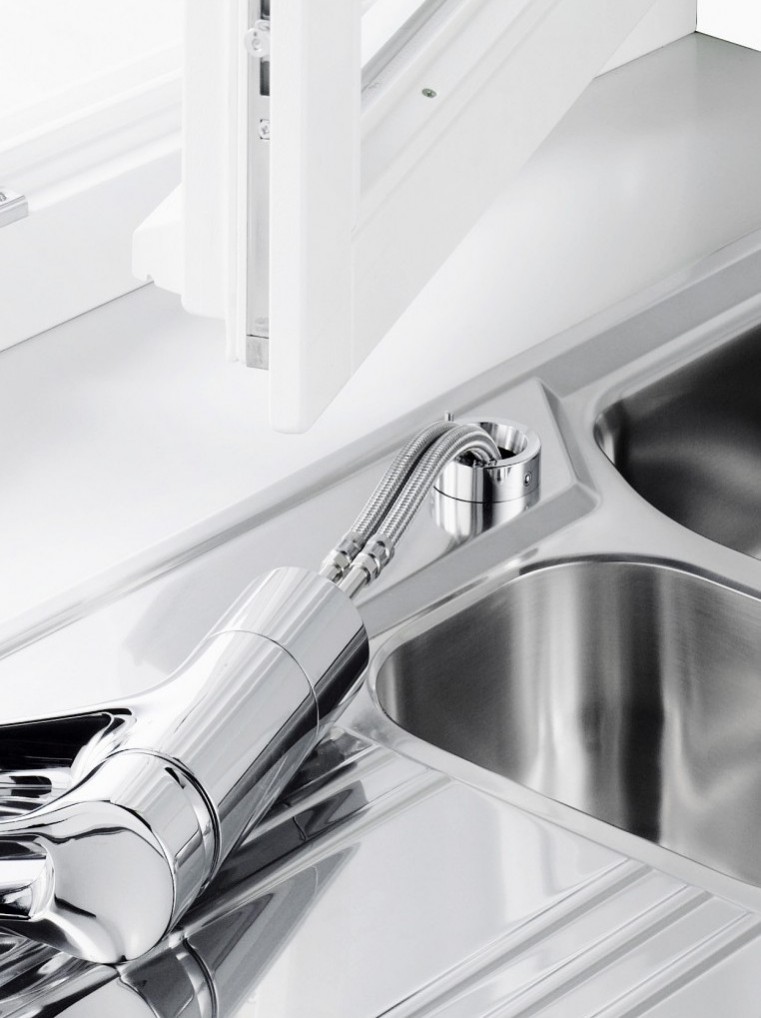 Zdjęcie przedstawia baterię kuchenną do montażu pod oknem KLUDI MX