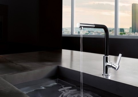 Zdjęcie obrazuje użycie armatury kuchennej KLUDI L-INE S w aranżacji w ciemnej kuchni