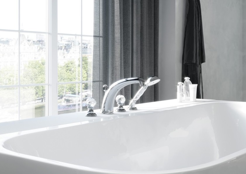 Zdjęcie prezentuje armaturę czterootworową KLUDI1926 z uchwytami ze szkła kryształowego  