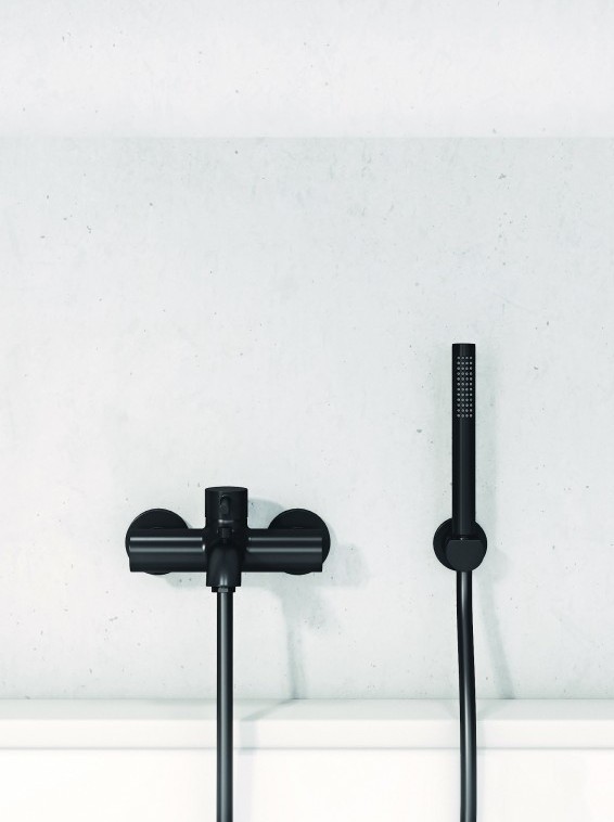 Zdjęcie przedstawia baterię wannową KLUDI BOZZ z zestawem KLUDI NOVA FONTE