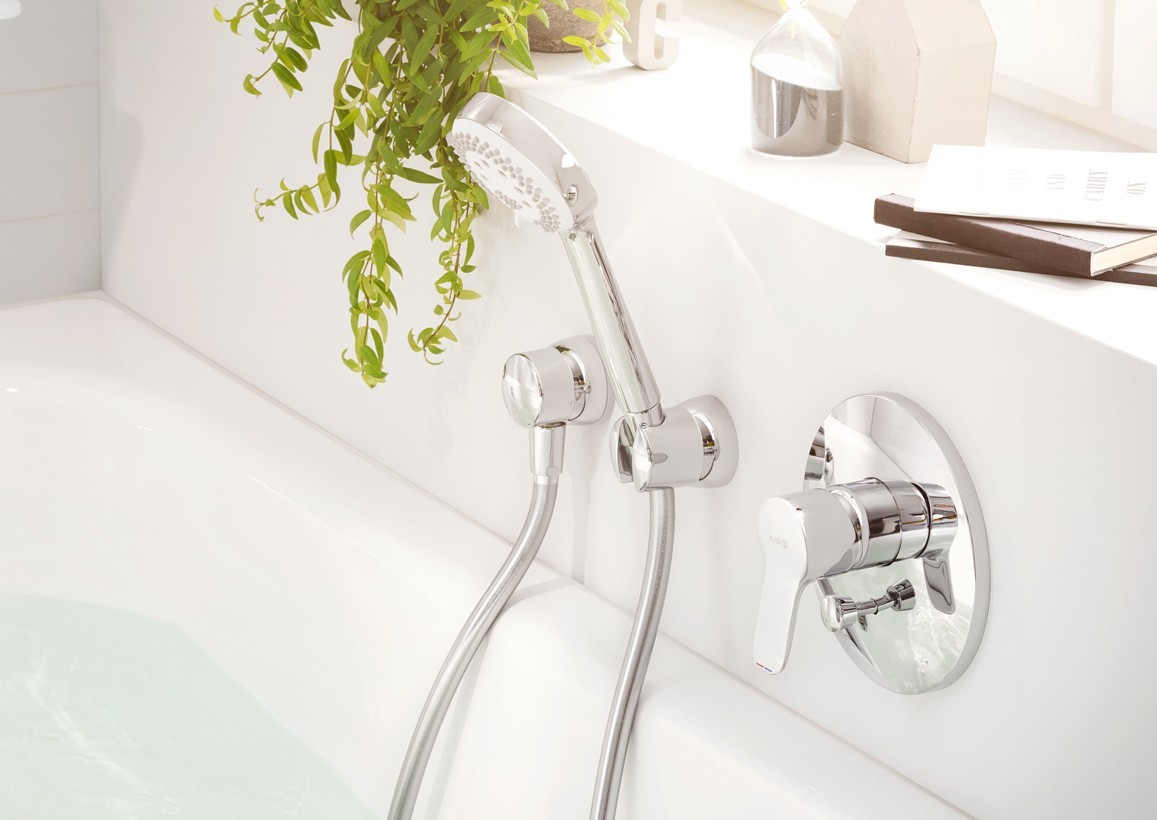 Na zdjęciu widoczna jest armatura łazienkowa wannowo-umywalkowa KLUDI PURE&EASY