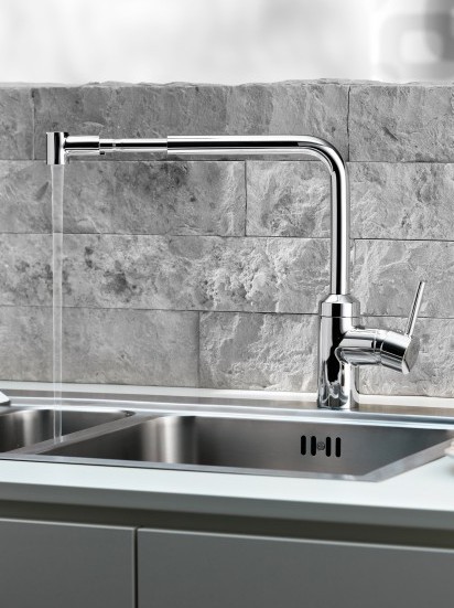 Zdjęcie pokazuje baterię kuchenną KLUDI L-INE z wyciąganą wylewką teleskopową z prowadzeniem poziomym