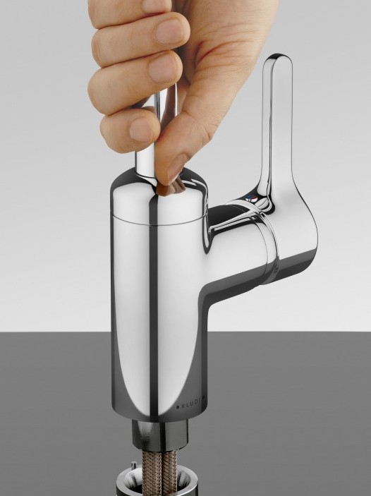 Na zdjęciu przedstawiona jest bateria kuchenna KLUDI BINGO STAR do montażu pod oknem