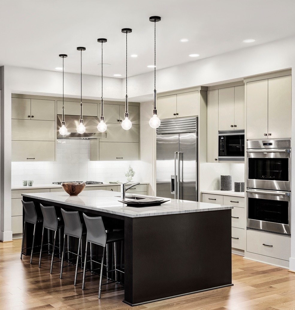 Zdjęcie wnętrza kuchni z wykorzystaniem kranu  kuchennego KLUDI TRENDO