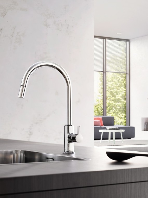 Zdjęcie prezentuje baterię kuchenną z wyciąganą, obrotową wylewką KLUDI BINGO STAR XS 