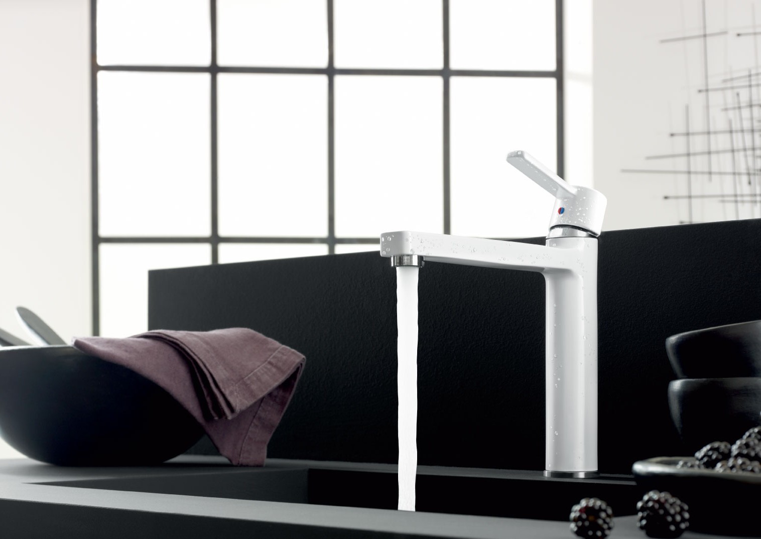 Zdjęcie pokazuje armaturę kuchenną KLUDI ZENTA w białej wersji kolorystycznej 