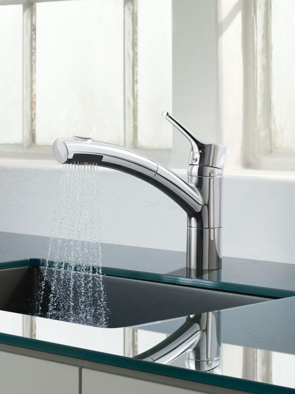 Na zdjęciu widzimy baterię z wyciąganą rączką natrysku i przełącznikiem natrysk/strumień KLUDI TRENDO