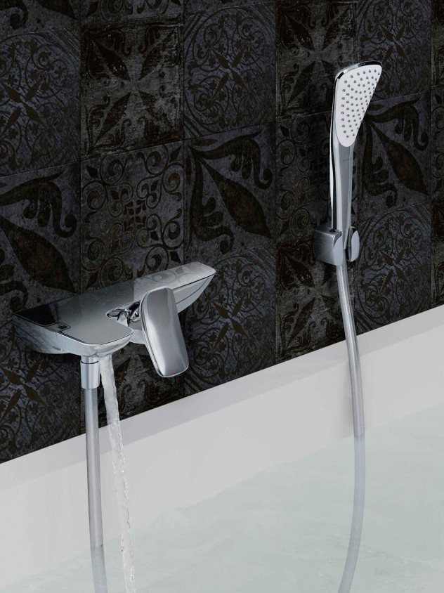 Zdjęcie prezentuje baterię wannowo-natryskową KLUDI AMBIENTA