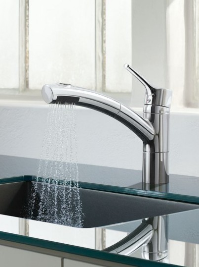 Na zdjęciu jest zaprezentowana bateria kuchenna KLUDI TRENDO z wyciąganą rączką natrysku i przełącznikiem strumienia