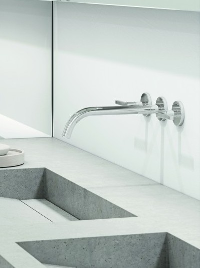 Na zdjęciu widać aranżację z modną armaturą ścienną KLUDI NOVA FONTE Puristic