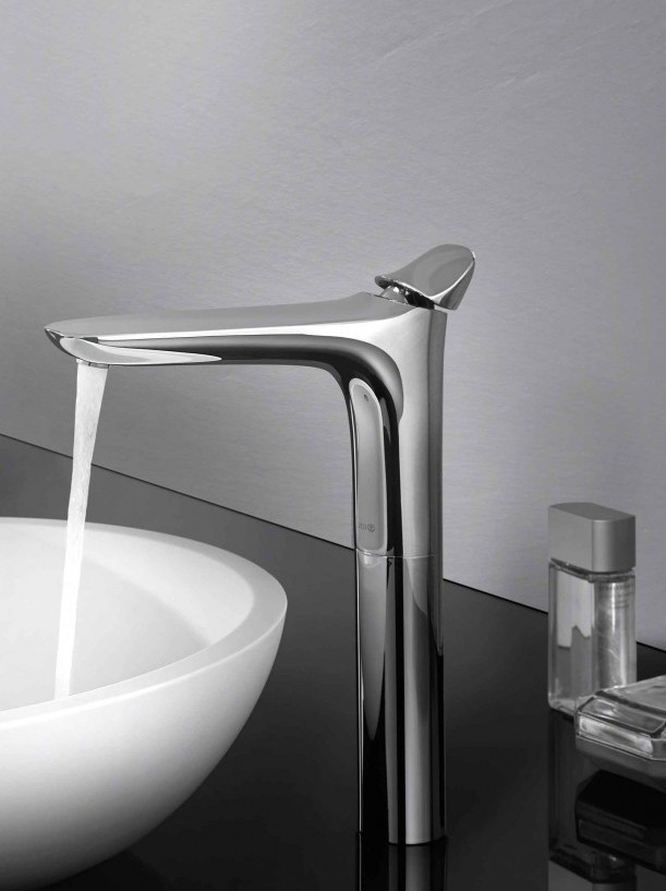 Na zdjęciu widzimy wysoką armaturę umywalkową KLUDI AMBIENTA 