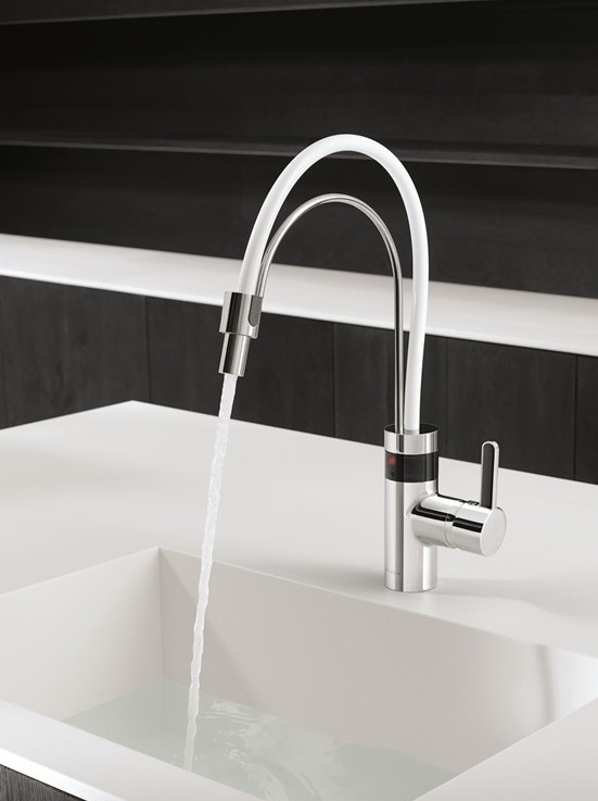 Na zdjęciu widzimy elektroniczną baterię kuchenną z wyciąganą wylewką KLUDI E-GO