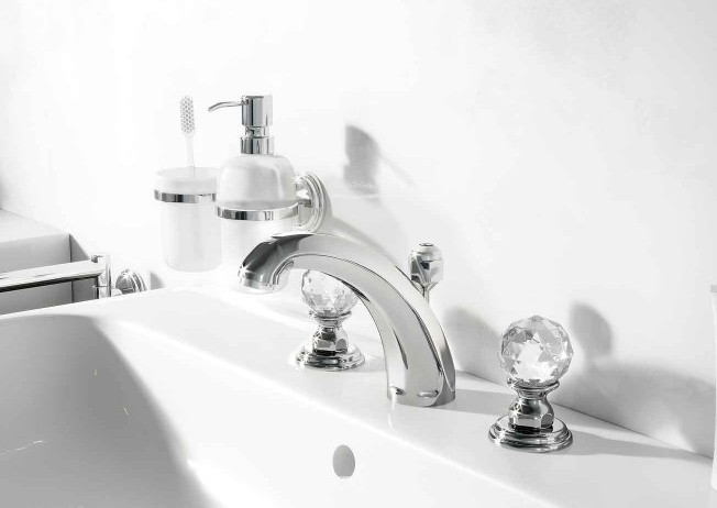 Na zdjęciu widać umywalkową baterię trójotworową KLUDI ADLON