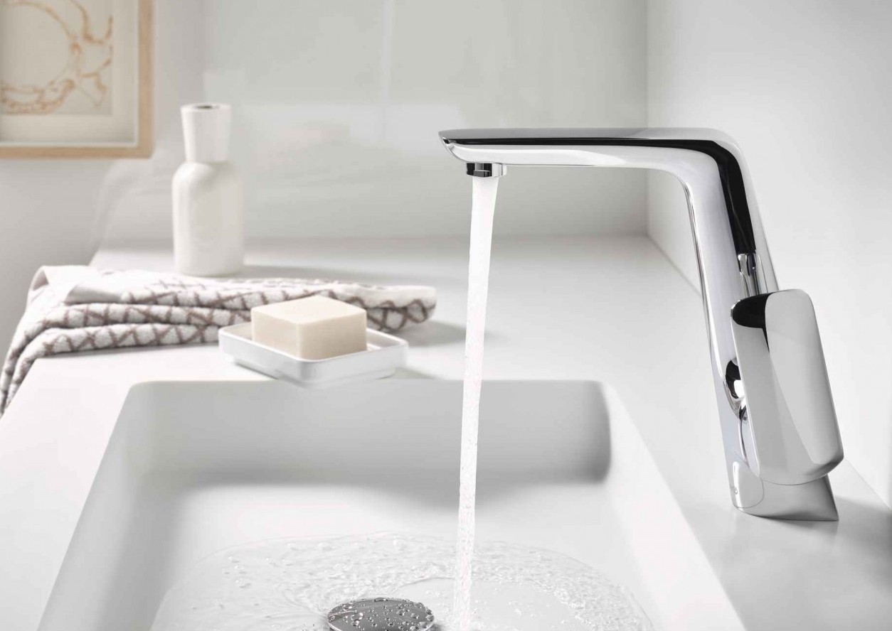 Na zdjęciu widać baterię umywalkową ze sterowaniem bocznym KLUDI AMEO