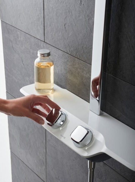 Panel sterowania KLUDI COCKPIT Discovery Zdjęcie pokazuje ergonomiczny panel sterowania ze zintegrowaną półką