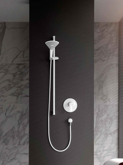 Zdjęcie przedstawia armaturę podtynkową KLUDI BALANCE 
z zestawem natryskowym