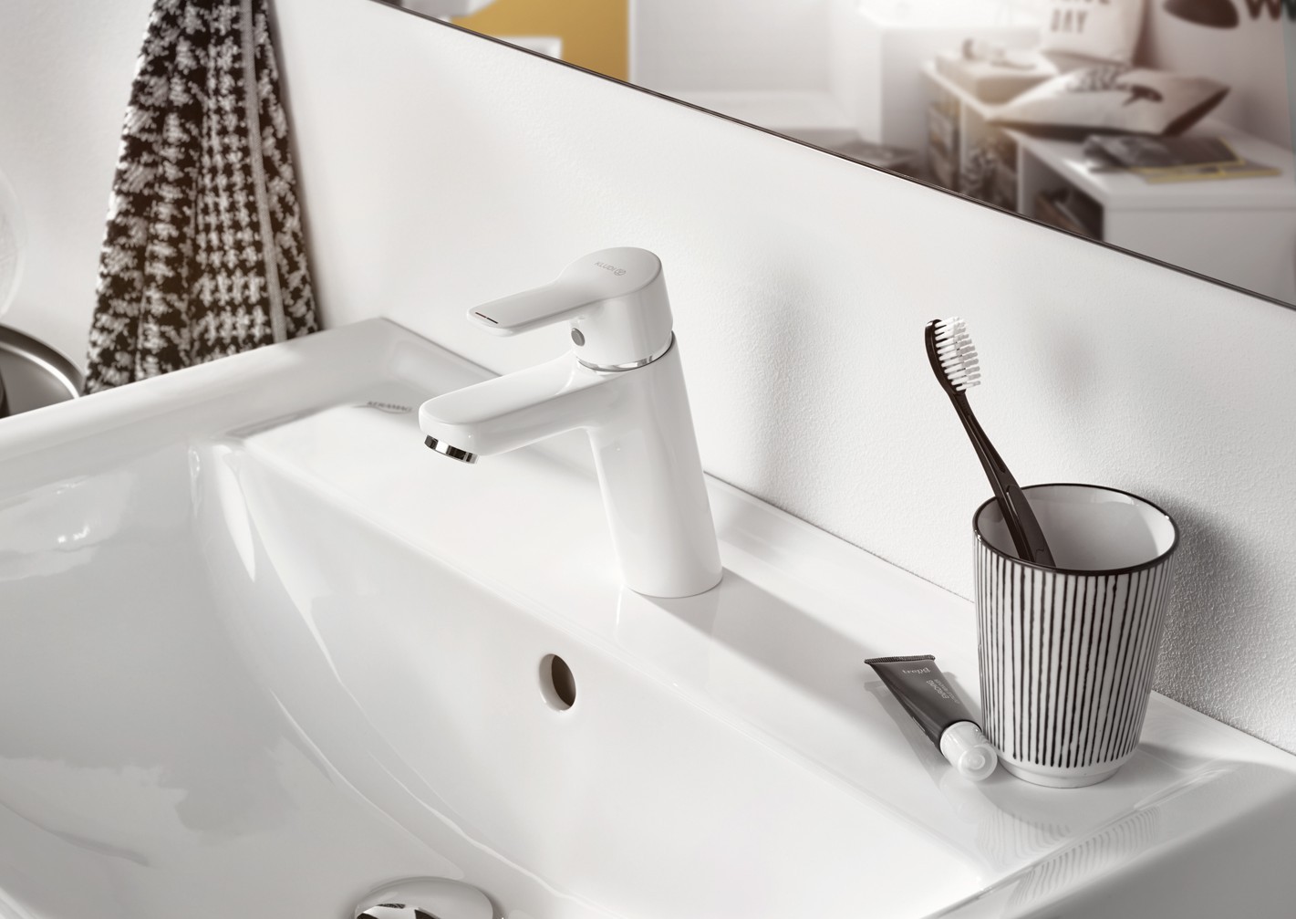 Na zdjęciu przedstawiono armaturę łazienkową KLUDI PURE&EASY White