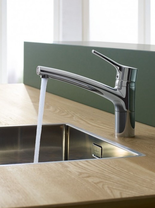 Na zdjęciu widać aranżację kuchni z funkcjonalną baterią kuchenną KLUDI TRENDO