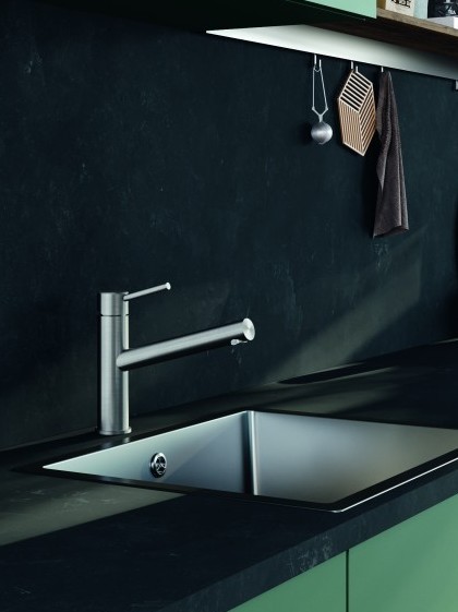 Na zdjęciu widzimy baterię kuchenną KLUDI STEEL