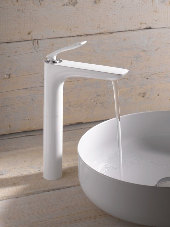 Na zdjęciu widzimy wysoką baterię umywalkową KLUDI BALANCE White 