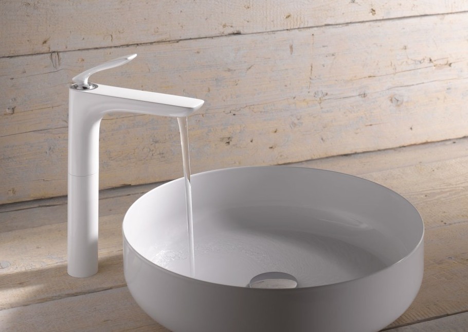 Na zdjęciu bateria umywalkowa z wysokim korpusem KLUDI BALANCE White 