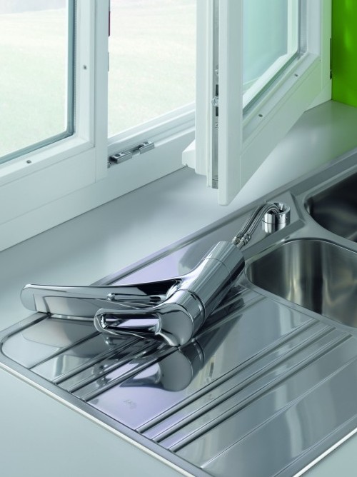 Zdjęcie prezentuje baterię kuchenną KLUDI MX do montażu pod oknem