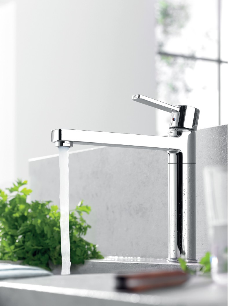 Zdjęcie pokazuje modną armaturę kuchenną KLUDI ZENTA