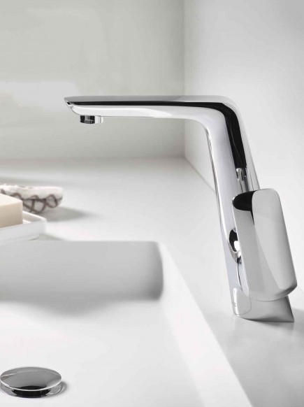 Na zdjęciu zaprezentowana jest bateria umywalkowa KLUDI AMEO