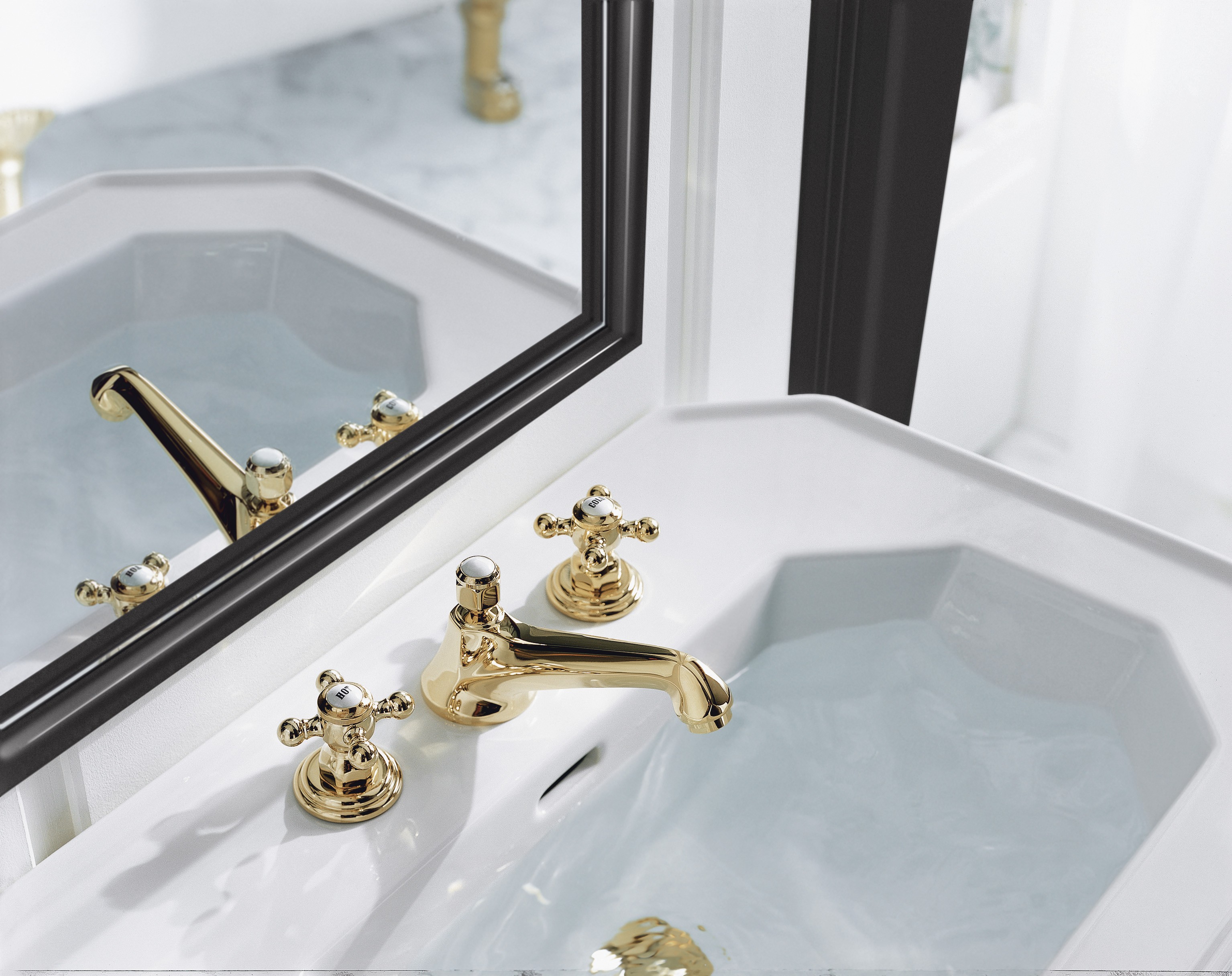 Kolekcja armatur w kolorze złotym