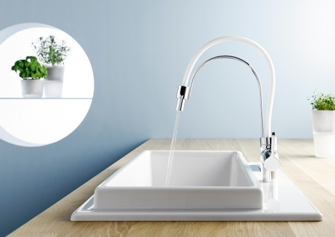 Na zdjęciu widać aranżację kuchni z funkcjonalną baterią kuchenną KLUDI BINGO STAR